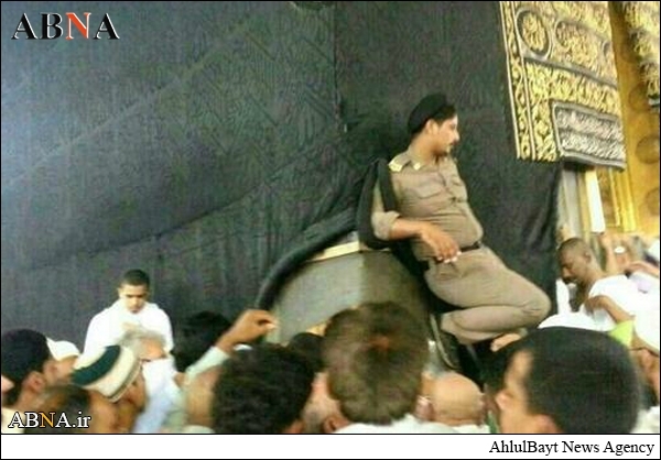 Saudischer Polizist beschmutzt Kaaba