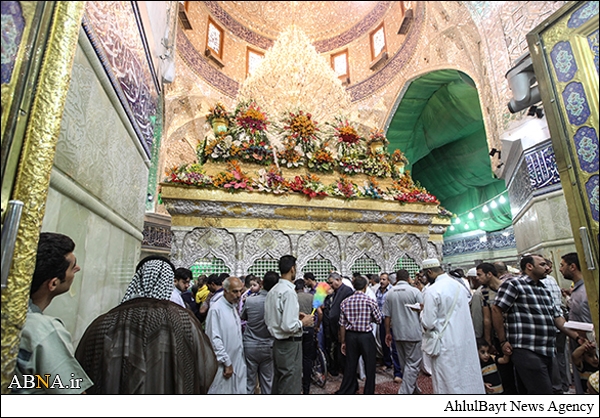 امام حسین (ع) کی ضریح مبارک پر پھولوں کی سجاوٹ