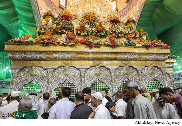بالصور / العتبة الحسينية المقدسة في كربلاء تزين مرقد الإمام الحسين (ع) بالزينة والورود