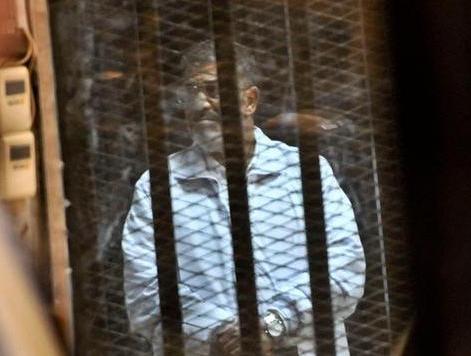 مرسي يدعو انصاره لمواصلة الثورة ويصف تنصيب السيسي بـ "مسرحية"