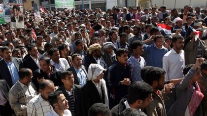 Yéménites dénoncent dans les rues des opérations de l'armée yéménite contre les Houthis