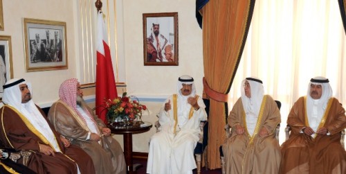 رئيس الوزراء البحريني يقر بتهميش فئة من المواطنين وصفها ب "الخارجين عن الإجماع"
