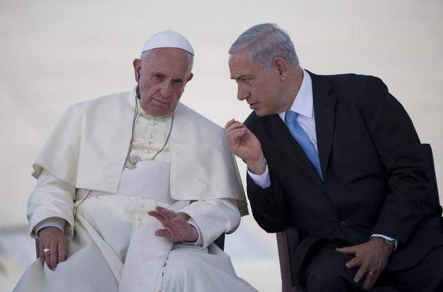 «El Papa entre Dos Caminos, el Imperial y el de Jesús»