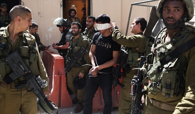 اعتقالات واسعة في صفوف المدنيين الفلسطينيين وقصف لطائرات عسكرية اسرائيلية في مناطق عدة 