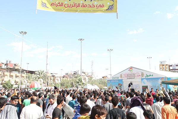 Hundreds of People at the Imam Hussein Holy Shrine to Get Mobilized to Fight the Terrorists