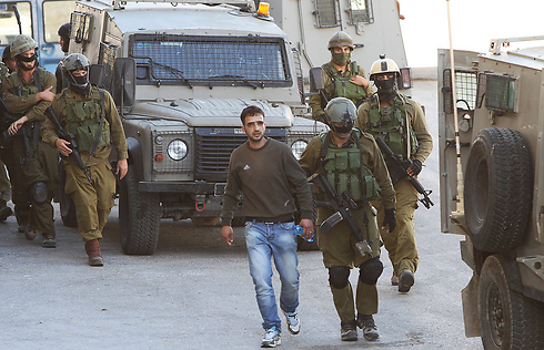 جيش الاحتلال الاسرئيلي يعتقل 10 فلسطينيين في الضفة الغربية