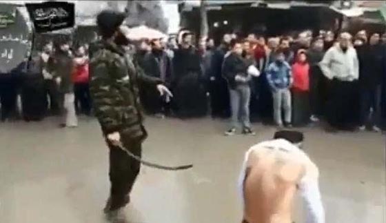 “داعش” تجلد من يتخلف عن صلاة الجمعة خلف ارهابي افغاني في الموصل