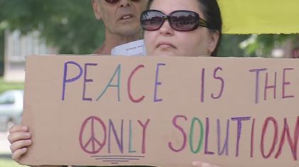 Protester en américaine contre l'intervention militaire en Irak