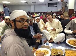  Le chef du Parti libéral canadien participe à l'iftar dans une mosquée de Toronto