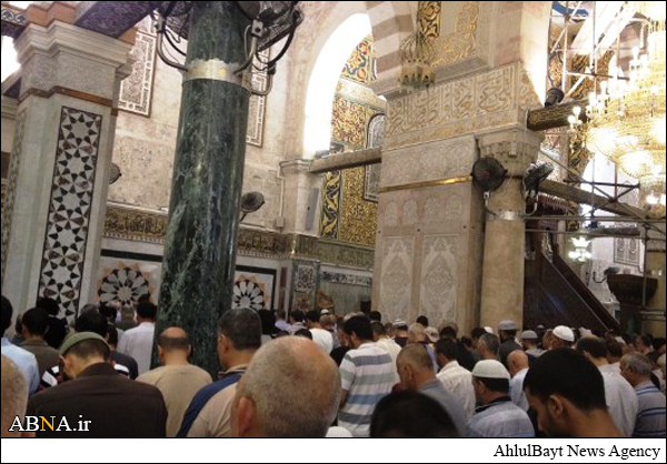 بالصور / مئات الفلسطينيين يؤدون صلاة الفجر على بوابات المسجد الأقصى المبارك