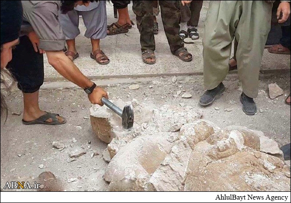 Image / Daesh sledgehammer destroying ancient statue dating back to 4.000 years ago