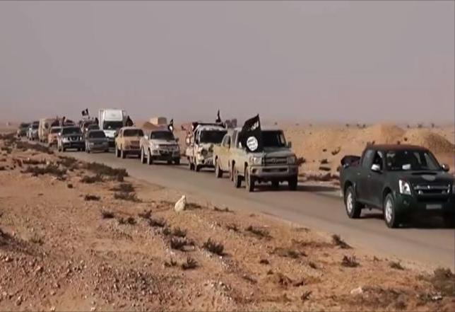 الطيران الحربي يدمر أكثر من 45 سيارة لداعش كانت في طريقها الى بيجي من الموصل