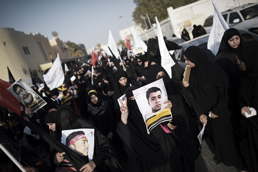 “Mujeres Bareiníes Asisten al Funeral de Abdul Aziz al-Abar”