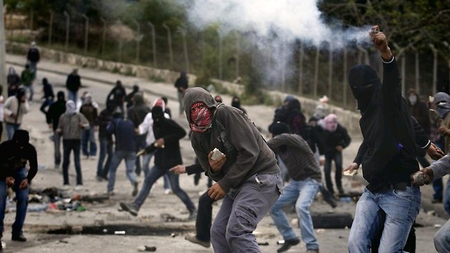 Servicios de Seguridad de la Autoridad Palestina Protegen a los Soldados Israelíes de Manifestantes Palestinos
