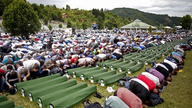 Bosnians bury 175 Srebrenica massacre victims / Pics