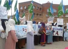 پشاور، فلسطینی خواتین اور بچوں سے اظہار یکجہتی کیلئے خواتین کا مظاہرہ