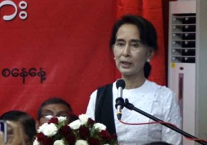 ႏိုင္ငံေရးျပႆ နာကို အၾကမ္းဘက္နည္းႏွင့္ မေျဖရွင္းသင့္ဘူးလို႔ ေဒၚစု ေျပာ