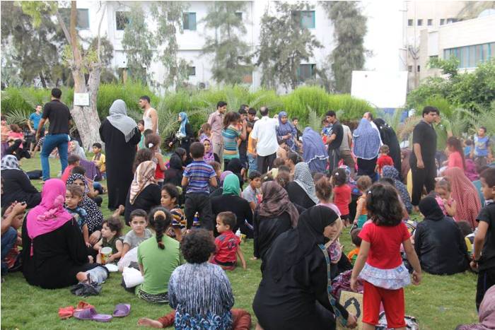 ساحة مستشفى في غزة تتحول الى مركز ايواء للنازحين من شدة القصف العشوائي الاسرائيلي