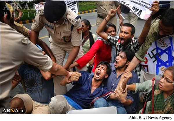 Kashmir protests Israeli aggression over Gaza / Security forces burst teargas shells to disperse protester + Pics