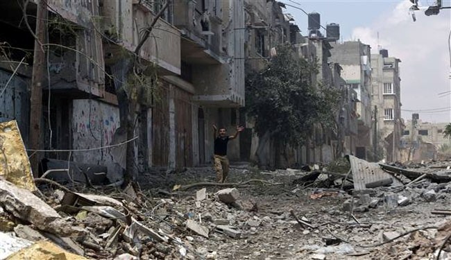 Video: Israeli sniper kills young Palestinian looking for family in debris