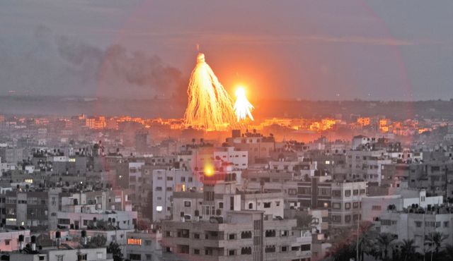 Zionisten werfen Phosphorbomben auf Palästinenser