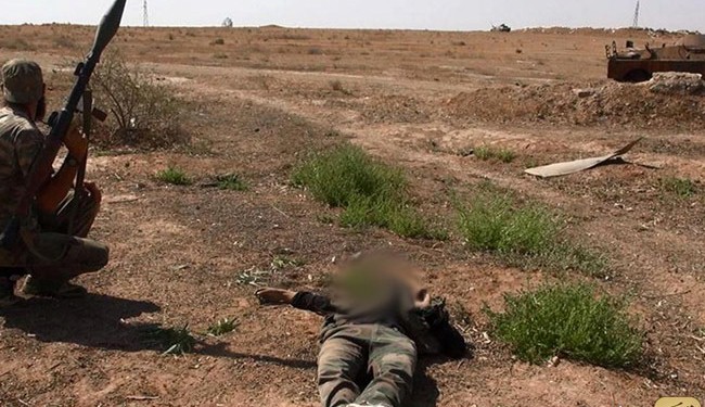 ISIL-Terroristen enthaupten syrische Gefangene in Raqqa