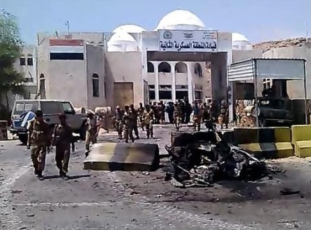 هجوم انتحاري للقاعدة على مواقع عسكرية ومقتل جنديين و10 من مهاجمين