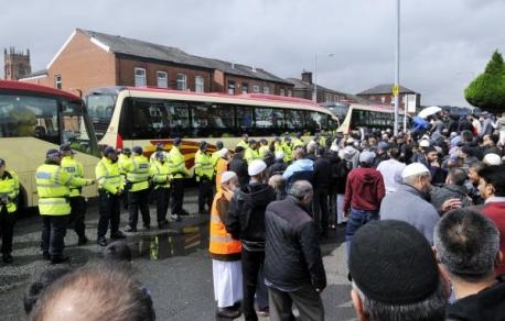 Islamophobie in England: Faschisten treffen auf Gegendemonstranten
