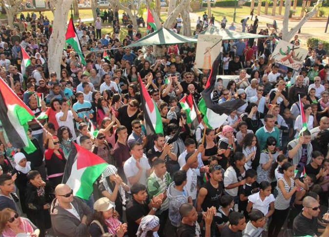 عرب اسرئيل يتظاهرون ويرفعون شعارا "اوقفوا العدوان على قطاع غزة"