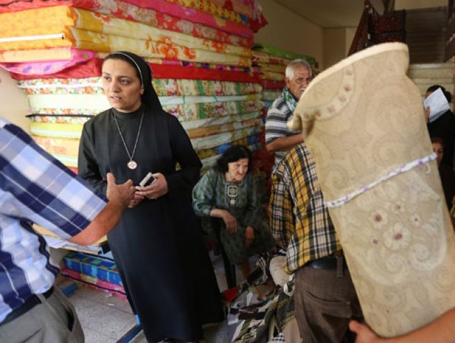 سيدة موصلية تحكي كيف غادرت مدينتها بعد تهديد جارها الداعشي بترك منزلها