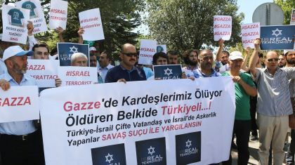Des milliers de Turcs marchent contre l'offensive israélienne sur la bande de Gaza