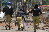 پاکستان میں عوامی تحریک کے کارکنوں اور پولیس اہلکاروں میں جھڑپیں
