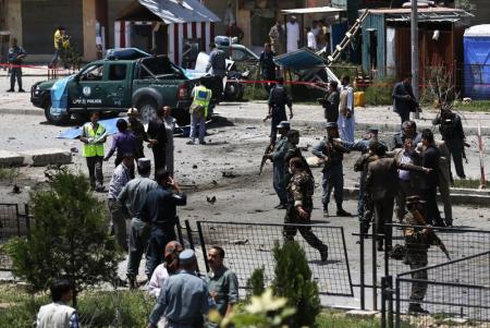 مقتل 4 مدنيين بينهم طفلان واصابة 35 آخرين في تفجير انتحاري في كابول