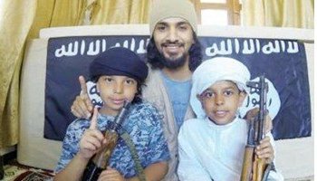 سعودى يختطف طفليه من والدتهما ويهديهما لتنظيم "داعش" فى سوريا