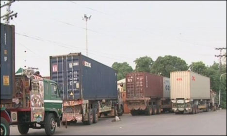 لاہور:  طاہر القادری کےگھر جانے والے تمام راستے کنٹینرز لگا کر بند