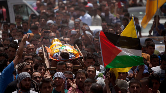 Un Palestino ha Resultado Herido de Gravedad Después de que las Fuerzas Israelíes Cargaran contra él” 