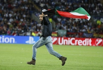 Pitch invader waving Palestinian flag disrupts Real Madrid-Sevilla UEFA Super Cup game + Photos