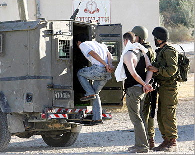 اعتقال 12 فلسطينيا في الضفة المحتلة بينهم احد كوادر حماس