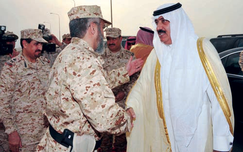 الامير متعب يتفقد القوات السعودية على الحدود مع العراق