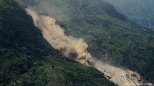 နီေပါတြင္ ေရႀကီး ေျမၿပိဳမႈေၾကာင့္ အနည္းဆံုး လူ ၅၃ ဦး ေသဆံုး