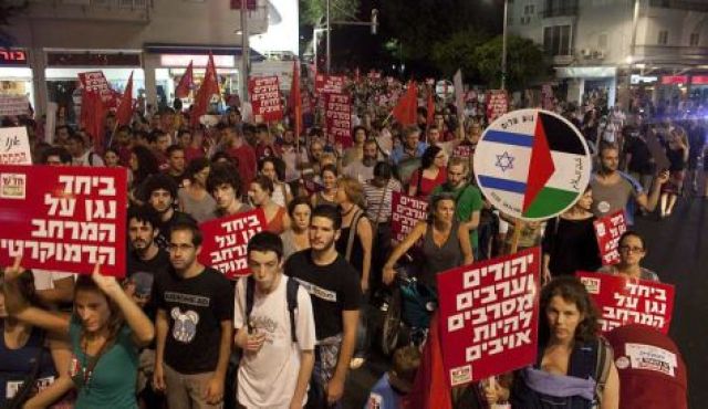 “Israelíes se Manifiestan para Pedir a las Autoridades que Reanuden las Negociaciones de Paz con los Palestinos”