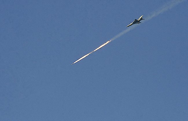 غارات لمقاتلات السورية على مواقع داعش في الطبقة والتنظيم يفشل في هجومه على المطار