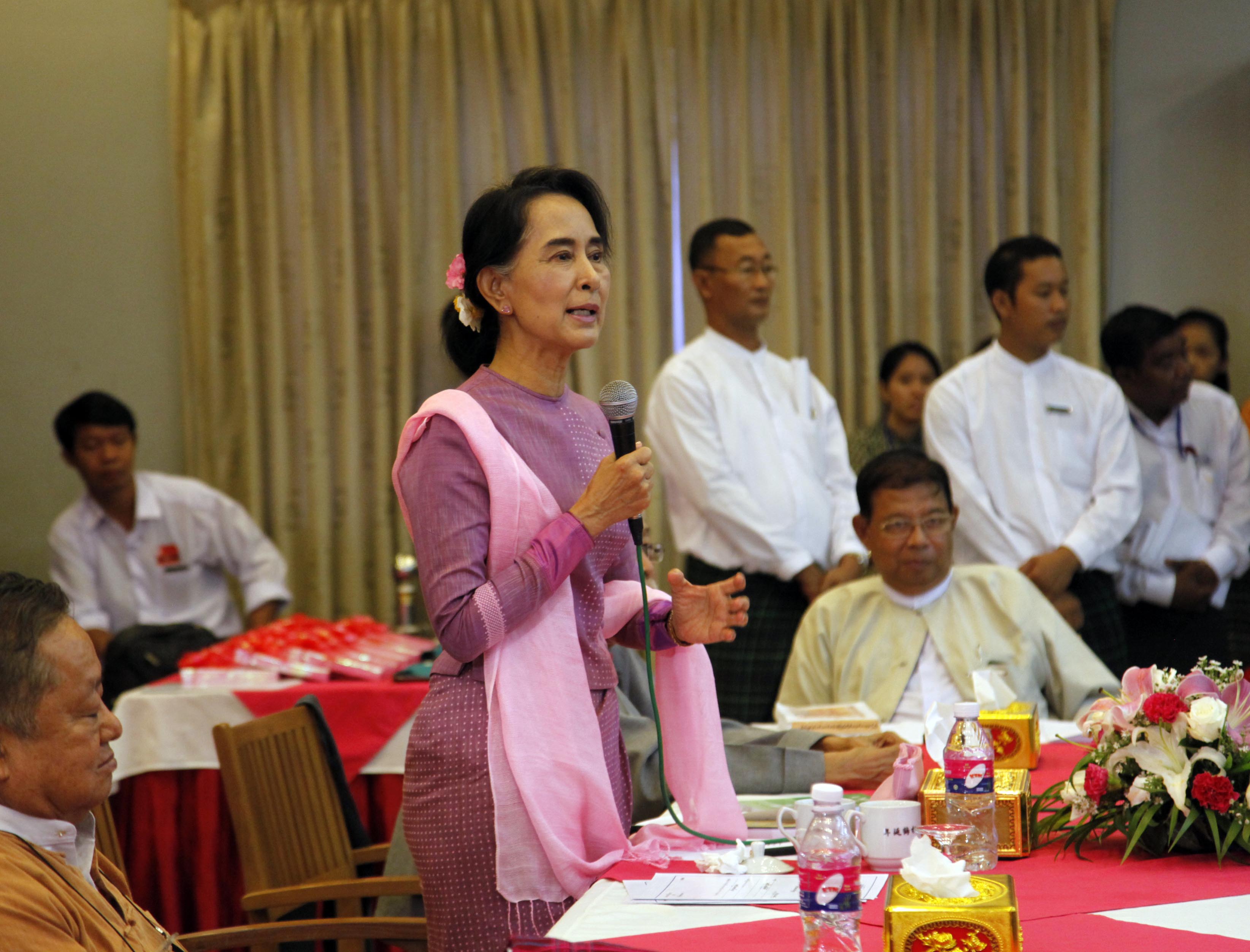 ဒီမိုကေရစီလမ္းေၾကာင္းေပၚေရာက္ေရး စာေပအႏုပညာရွင္မ်ား အကူအညီလိုဟုဆုိ