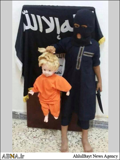 بالصور / داعش لانصاره : «علّموا أولادكم جزّ الرقاب»