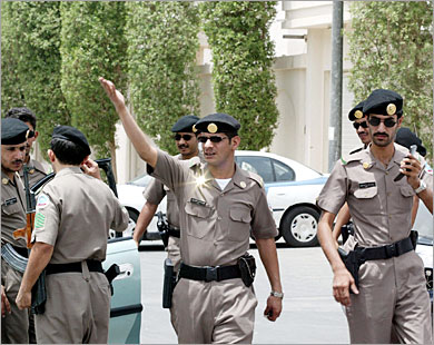 الامن السعودي يعتقل 8 اشخاص حرضوا شبانا للقتال في الخارج