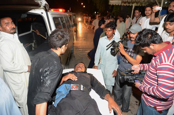 اسلام آـاد میں وزیراعظم ہاؤس کی جانب عوامی مارچ پر پولیس کی شیلنگ سے 200 سے زائد افراد زخمی