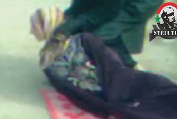 Video: ISIS savage executioner strangled a woman with his hands / GRAPHIC