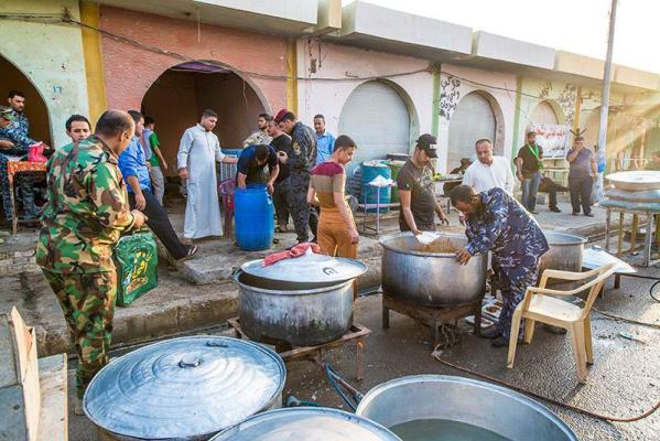 عدد من المواكب الحسينية تقدم خدماتها للقوات الأمنية العراقية في مدينة سامراء