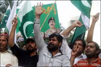 پاکستان میں حکومت اور مخالفین کے درمیان وقفے وقفے سے مذاکرات کا سلسلہ جاری