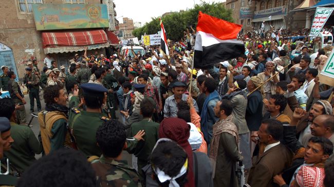 Yemen revolutionary protesters clash with security forces in Sana'a